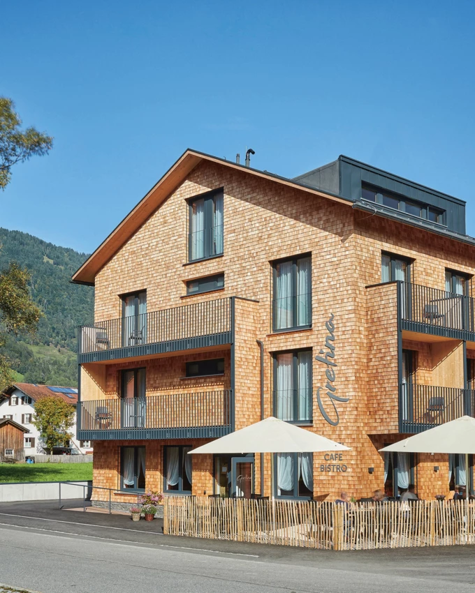 Wälder Holzbaukunst trifft auf Wälder Gastfreundschaft. Wälder Holzbaukunst trifft auf Wälder Gastfreundschaft.